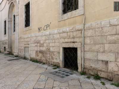 ... pi� uno interrato, contraddistinto da un bugnato in pietra